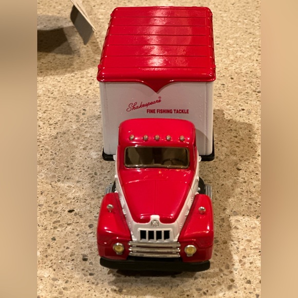 1957 IH DRY GOODS VAN ~SHAKESPEARE WONDEROD By FIRST GEAR INC. #10-1635 W Box - Picture 4 of 16